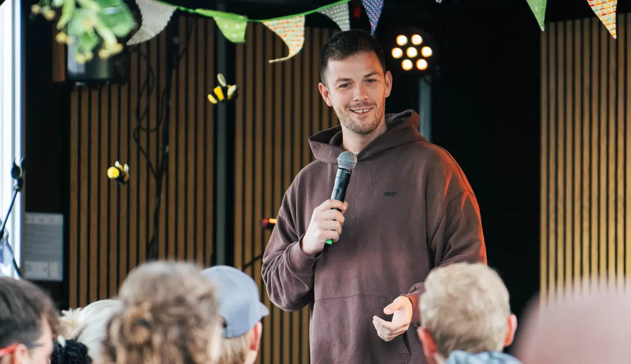 Stand Up Komiker Oliver Stanescu Optrådte På Landskuet For Nextgen Medlemmer