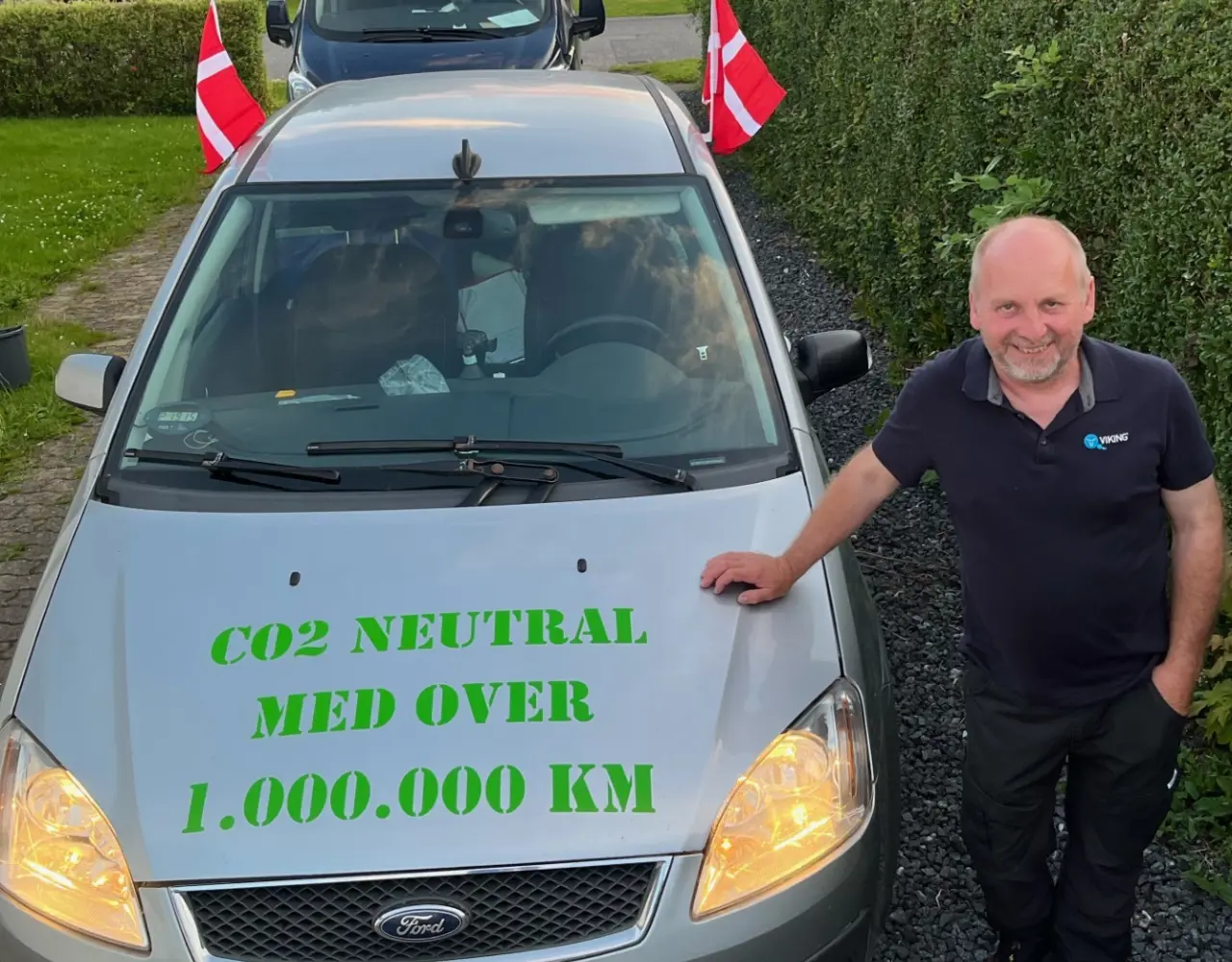 Inseminør Jørgen Larsen Fra Fyn Med Sin Tro Følgesvend