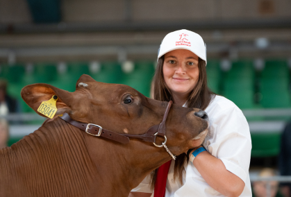 Kvinde Med RDM Kasket Ved Landskuet 2025
