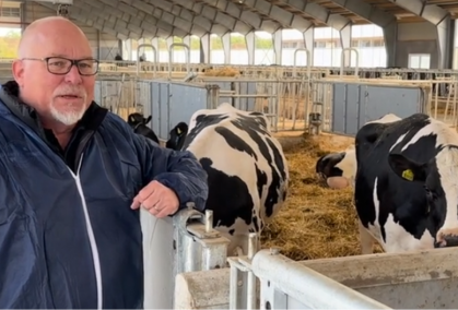 John Fra I Staldens Kælvningsområde