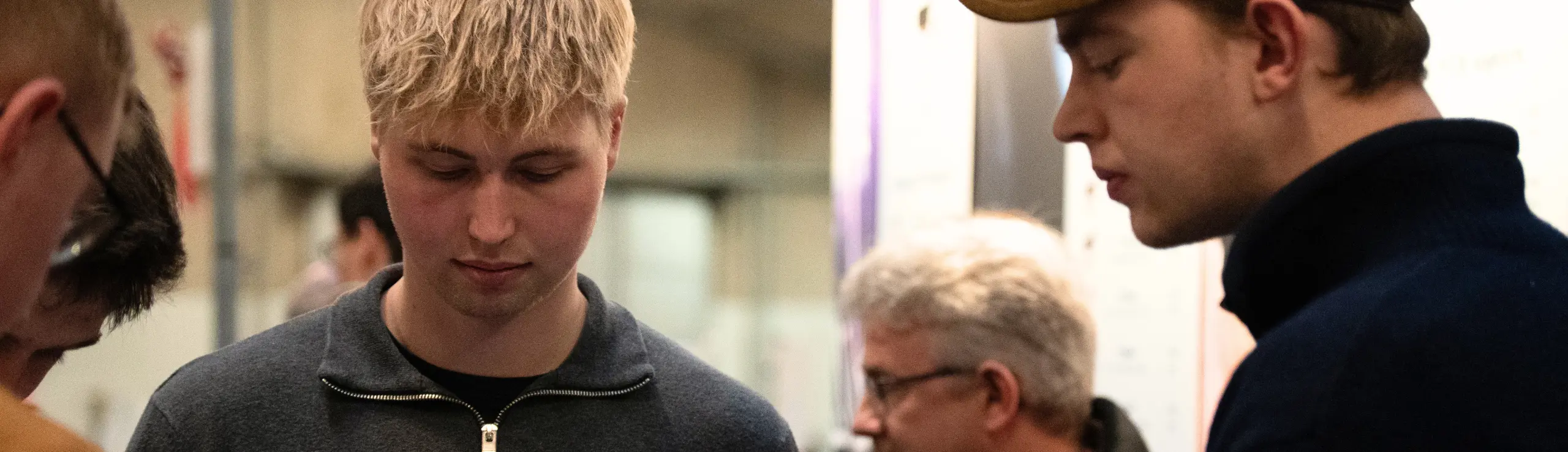 Kollegaer Kigger Nysgerrigt Med