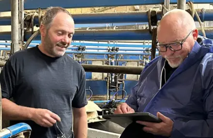 John Fra Smartfarming Tjekker Data På Et Besætningsbesøg