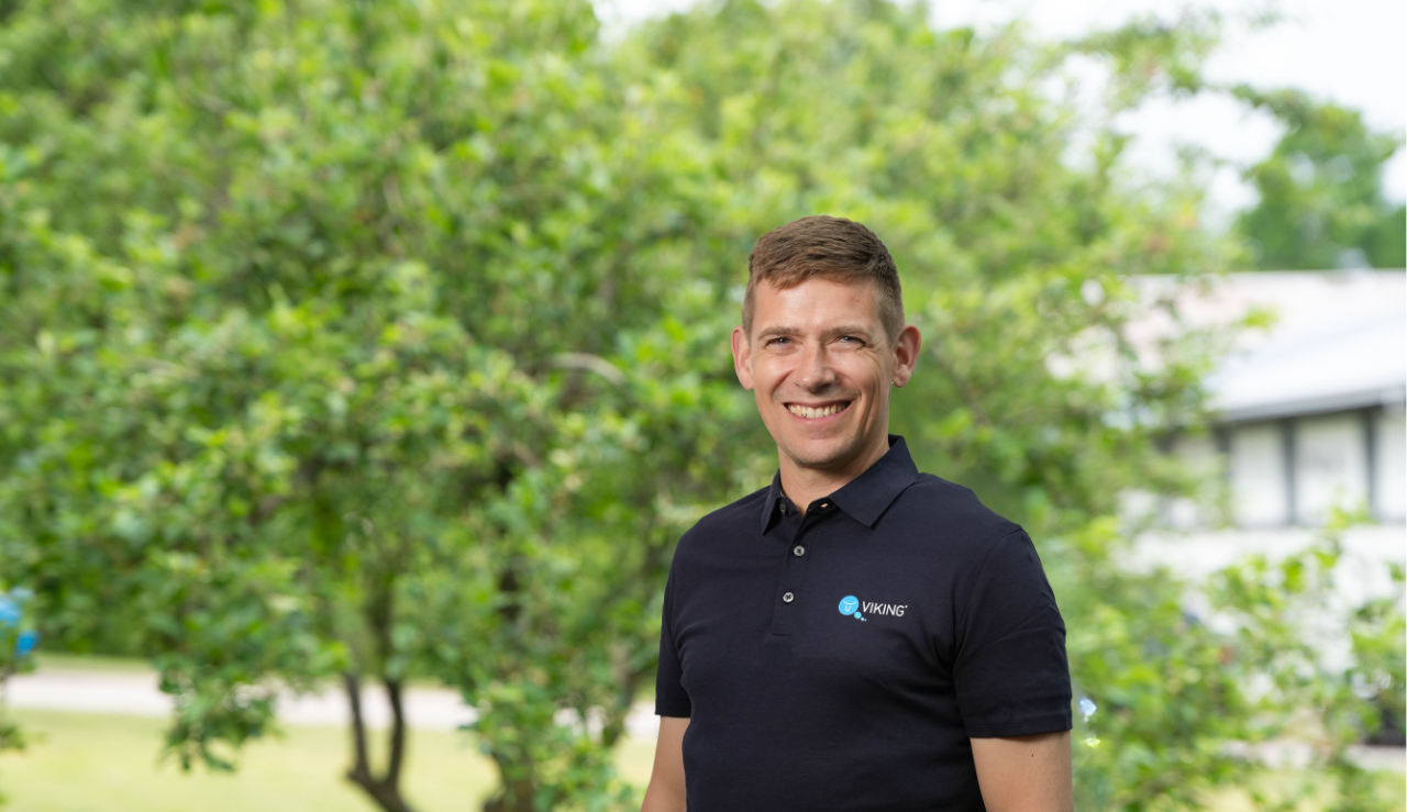 Kurt Bach Foran Træ (1)