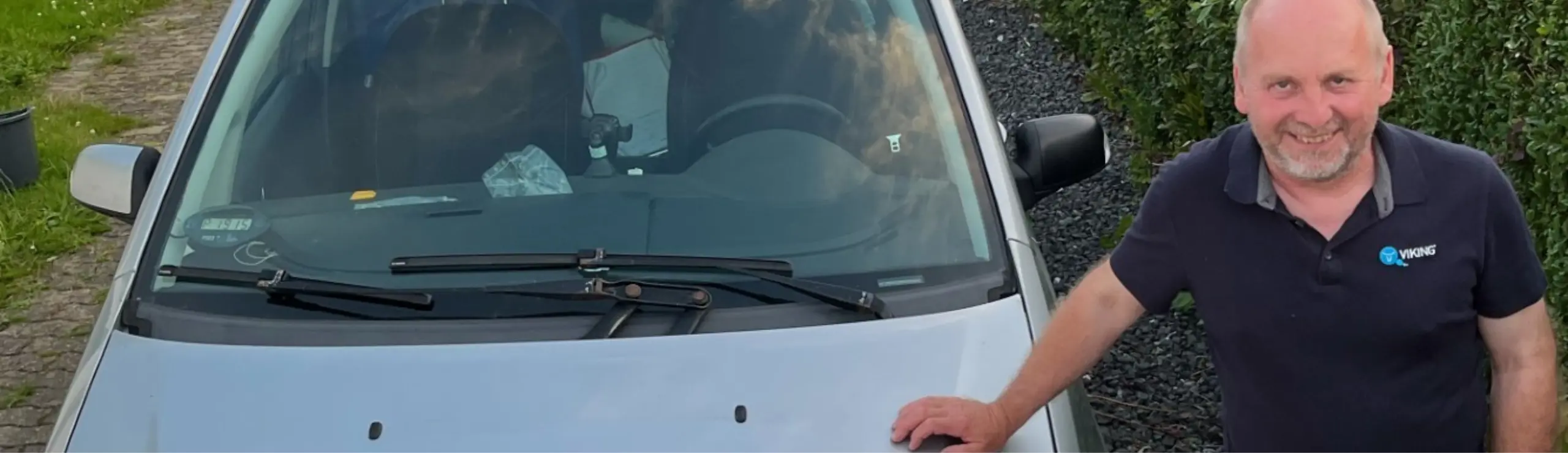 Inseminør Jørgen Larsen Med Sin Tro Følgesvend