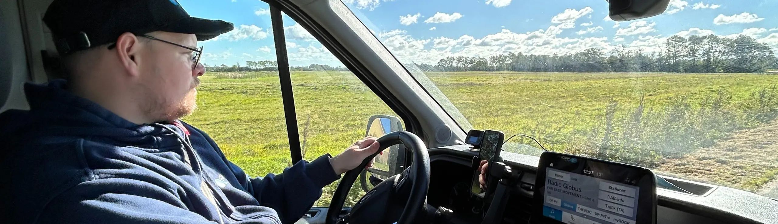 Ydelsestekniker Der Kører Bil I Skøn Natur